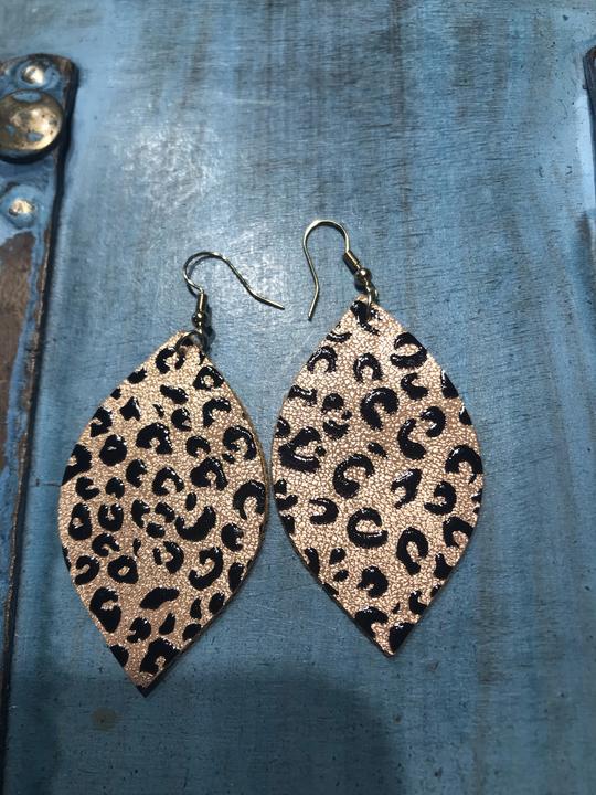 Resa & Design Co. Single Layer Earrings